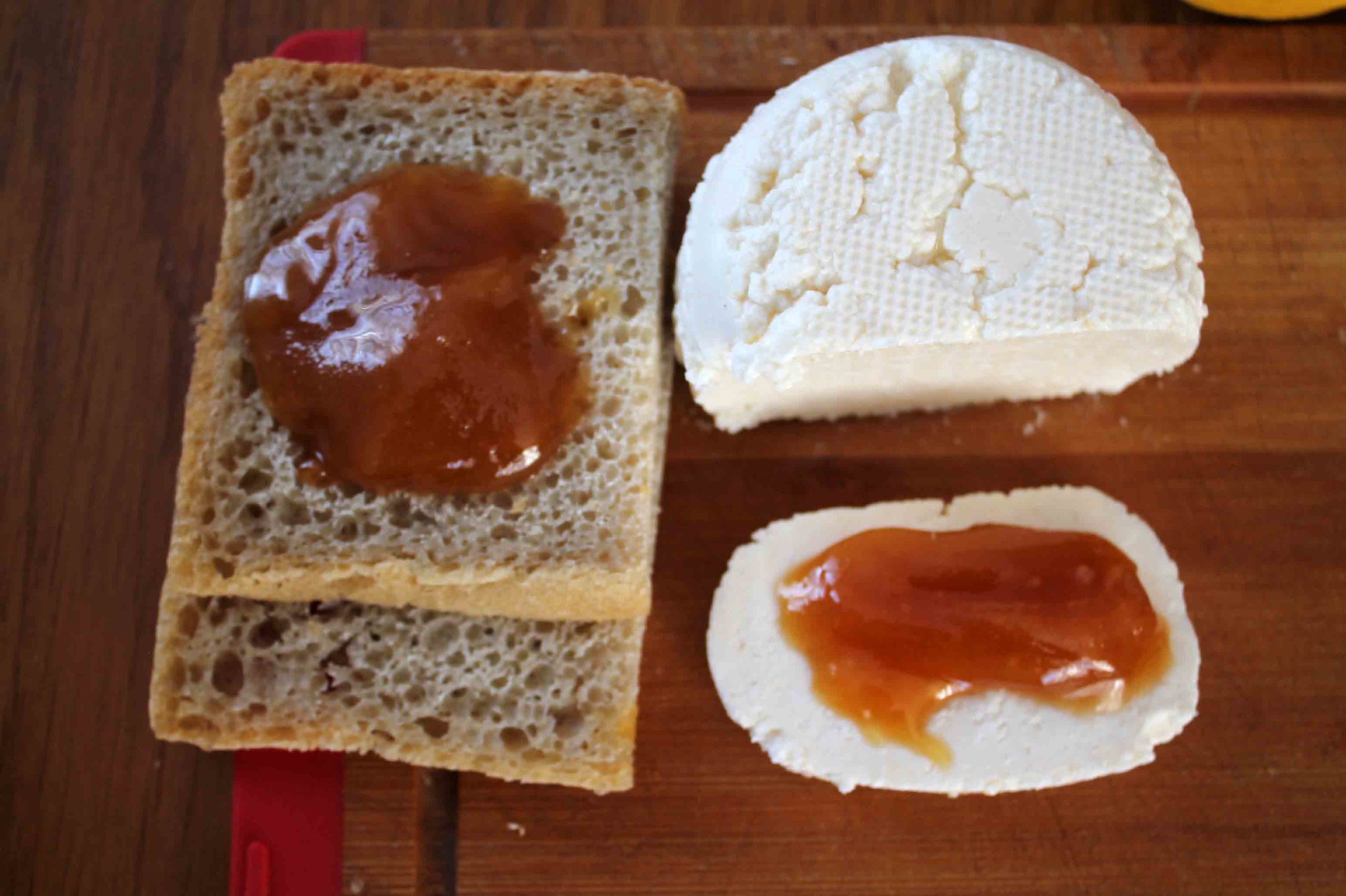 Swojsi chleb własny ser i miód wrzosowy